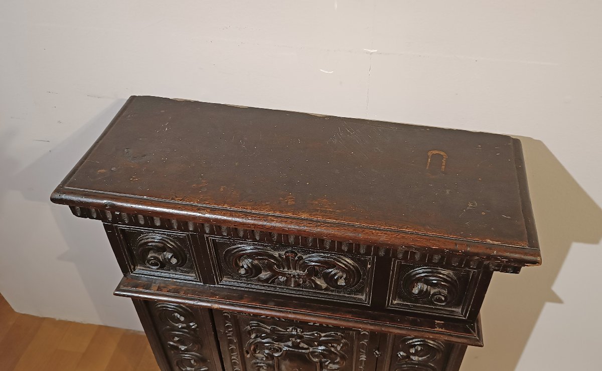 16th Century Small Walnut Sideboard -photo-2