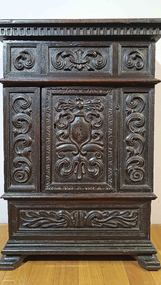 16th Century Small Walnut Sideboard -photo-3