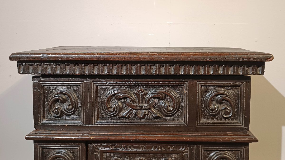 16th Century Small Walnut Sideboard -photo-4
