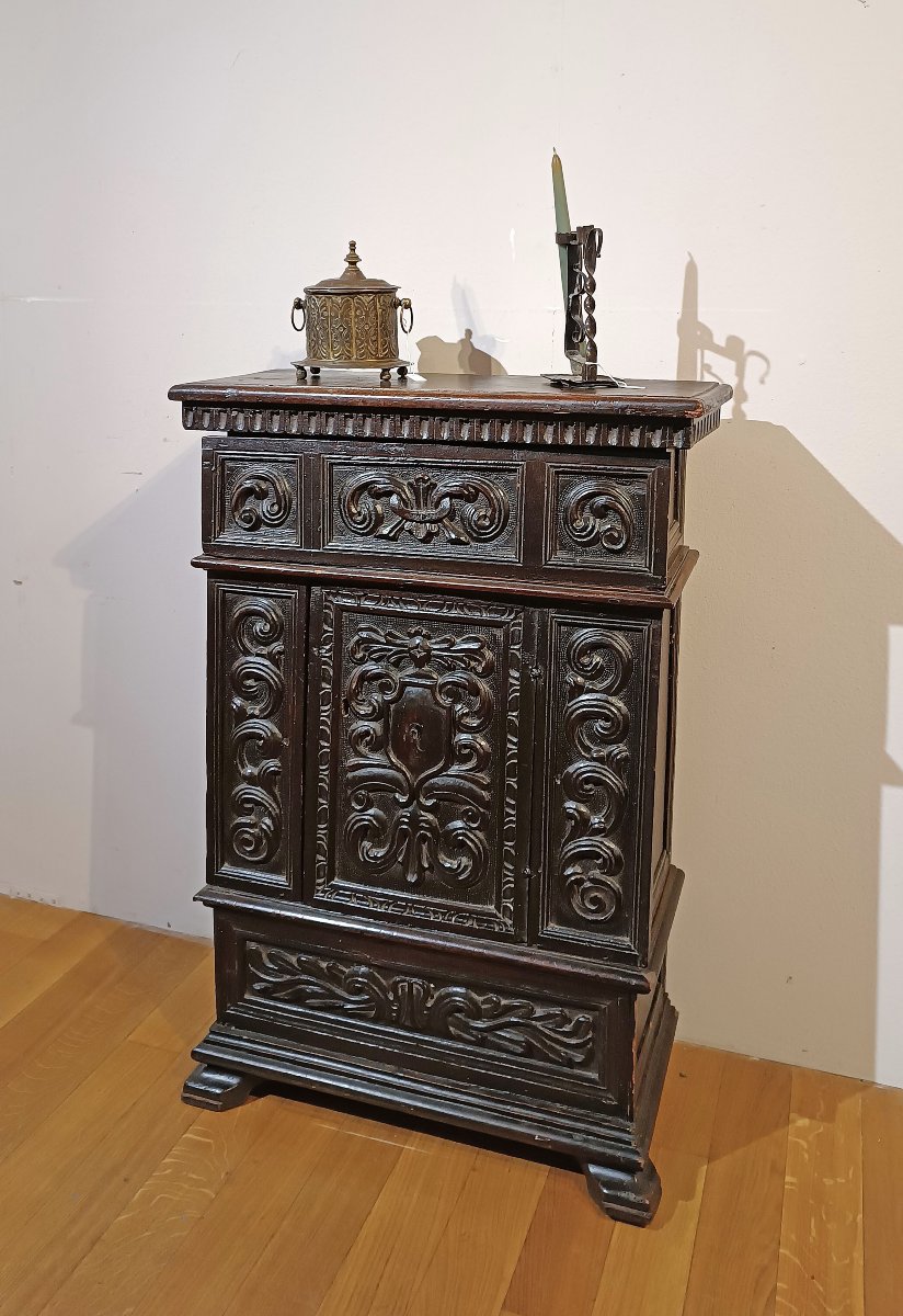 16th Century Small Walnut Sideboard -photo-6