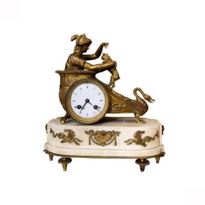 HORLOGE NÉOCLASSIQUE AVEC UN CHAR, 18ème SIÈCLE