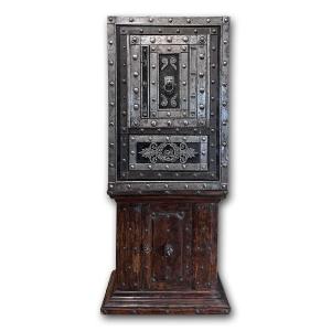 End Of 18th - Early 19th Century Iron Safe 