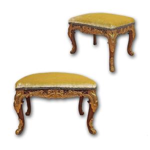 PAIRE DE TABOURETS EN NOYER DORÉ MILIEU DU 18ème SIÈCLE