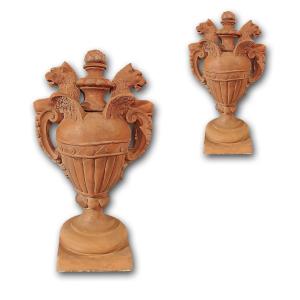 PAIRE DE VASES NÉOCLASSIQUES EN TERRE CUITE FIN DU 18ème SIÈCLE