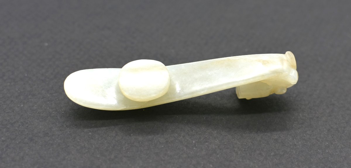 Fibule / Agrafe en jade néphrite sculpté, Chine, XXe siècle-photo-3