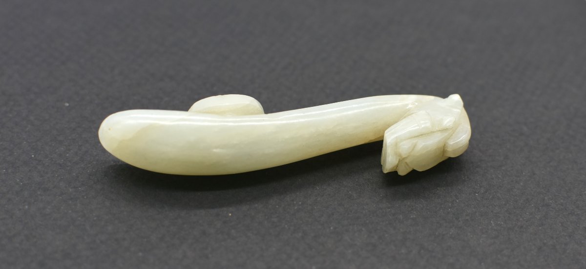 Fibule / Agrafe en jade néphrite sculpté, Chine, XXe siècle-photo-1