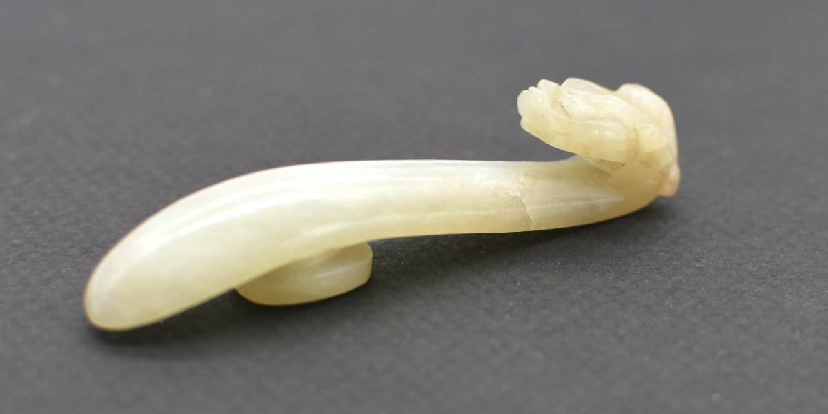 Fibule / Agrafe en jade néphrite sculpté, Chine, XXe siècle-photo-2