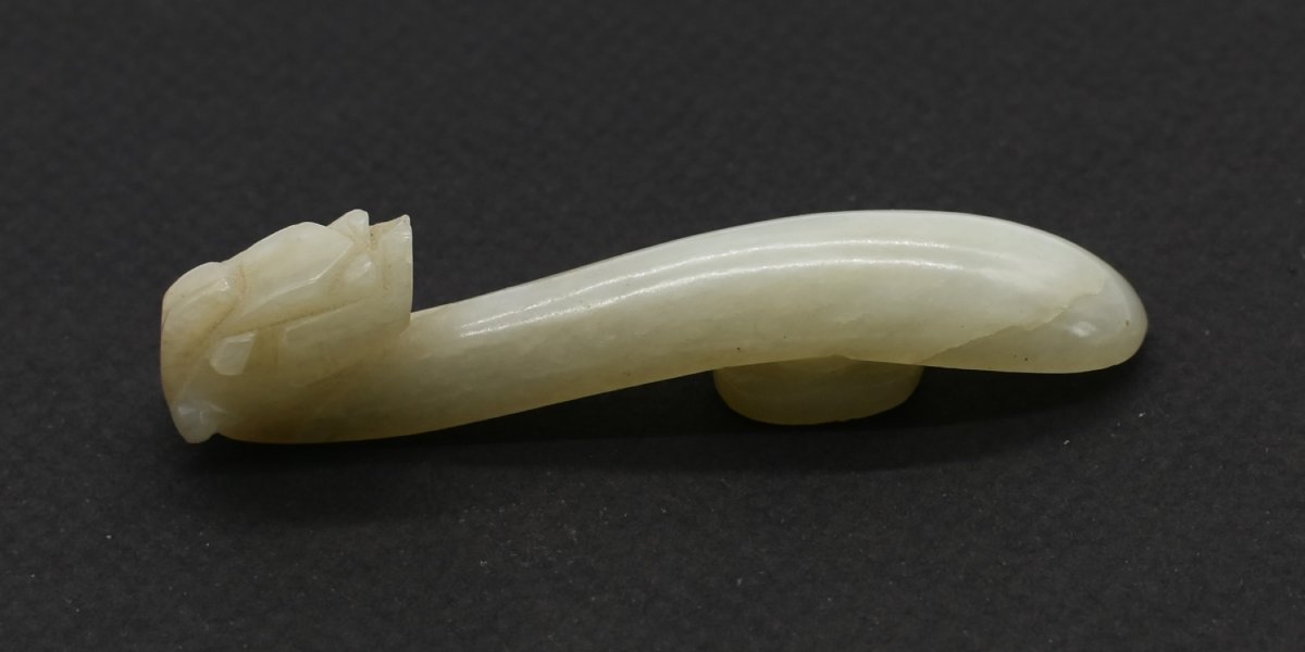 Fibule / Agrafe en jade néphrite sculpté, Chine, XXe siècle