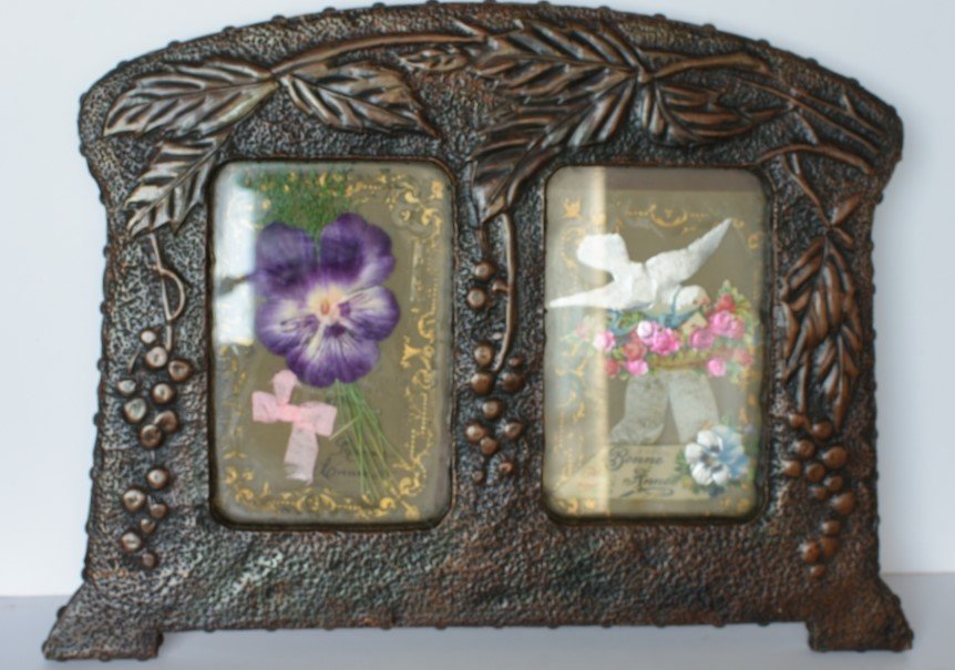 Cadre double porte-photographies Art Nouveau en métal repoussé, vers 1900