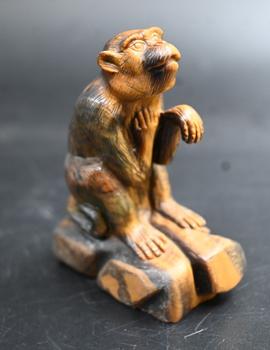 Figurine d'Un Singe Sculpté Dans l'Oeil De Tigre (pierre)