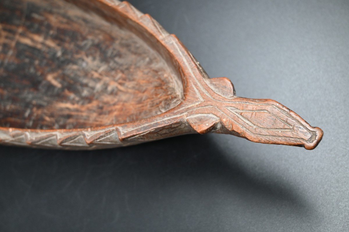 Culture Sepik, Papouasie-nouvelle-guinée , Coupe En Bois En Forme De Pirogue-photo-2