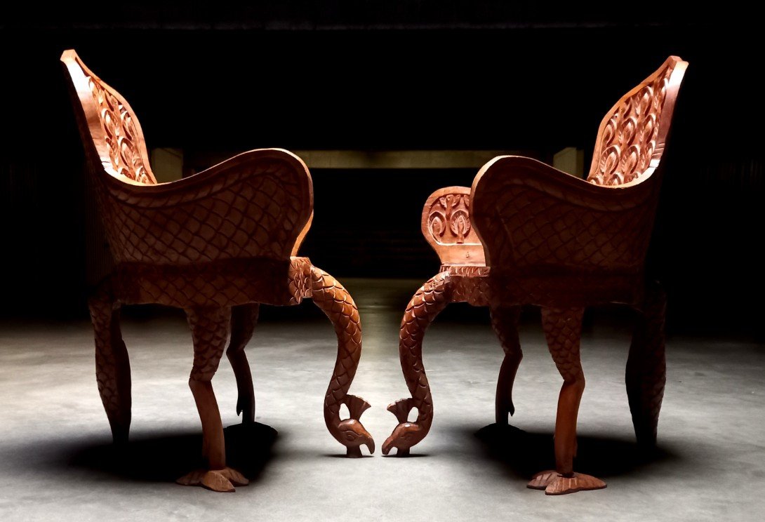 Paire De Fauteuils Paon Birmans Anglo-indiens Sculptés à La Main Vers 1880