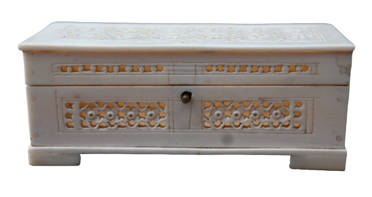 Anglo-indian Style Carved And Pierced Jewelry Box-photo-2