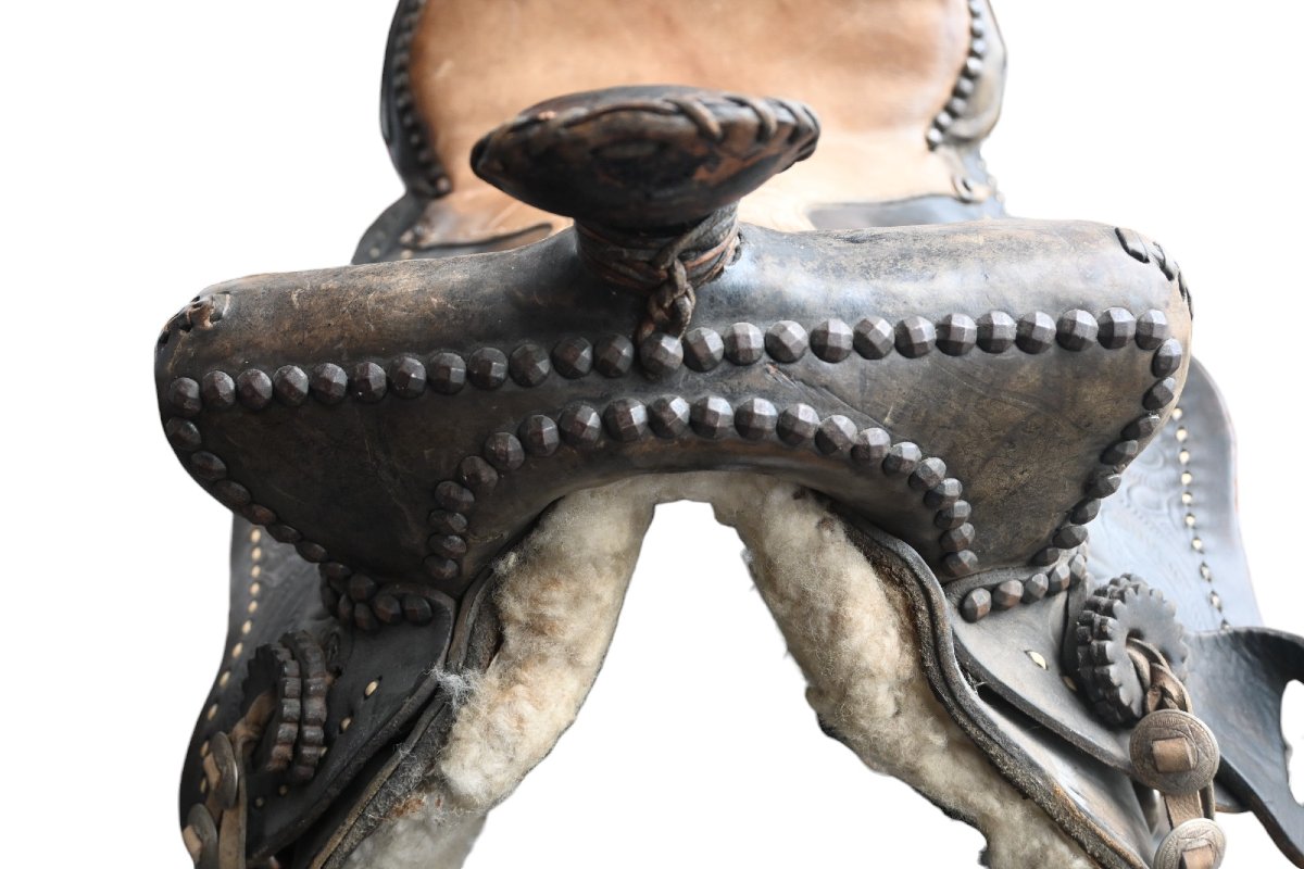 Vieille selle de cheval western richement décorée-photo-3