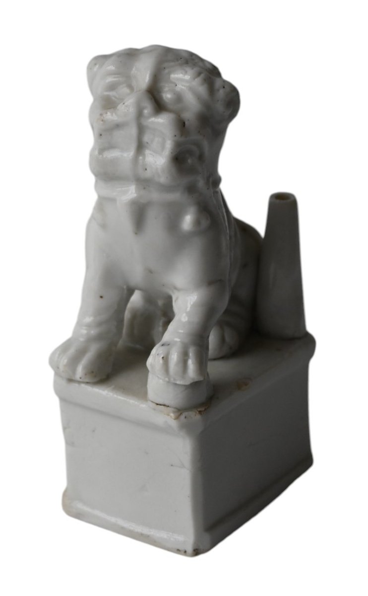 Chine, Porte-encens en porcelaine Kangxi  blanc de Chine, surmonté d’un lion , 18 éme siécle-photo-2