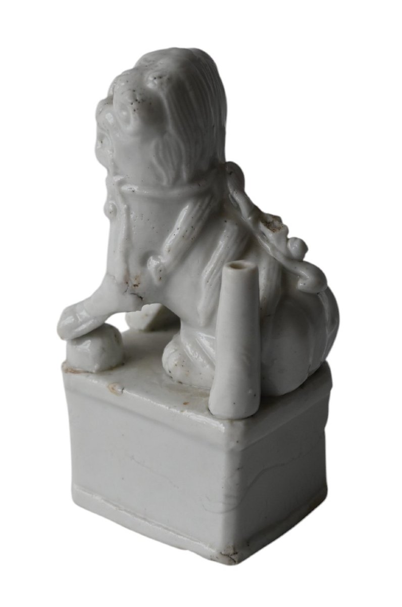 Chine, Porte-encens en porcelaine Kangxi  blanc de Chine, surmonté d’un lion , 18 éme siécle-photo-2