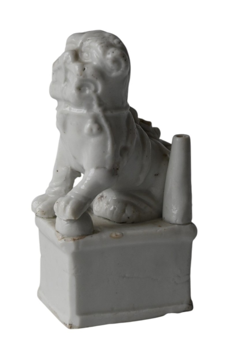 Chine, Porte-encens en porcelaine Kangxi  blanc de Chine, surmonté d’un lion , 18 éme siécle