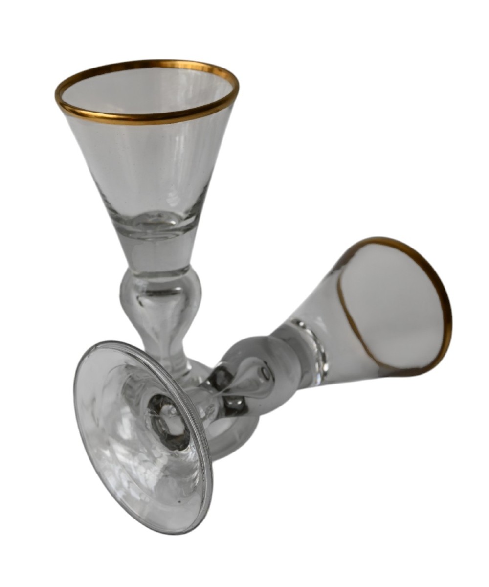 Paire de grands verres à vin du XVIIIe siècle, pied plein et larme d'air, vers 1750