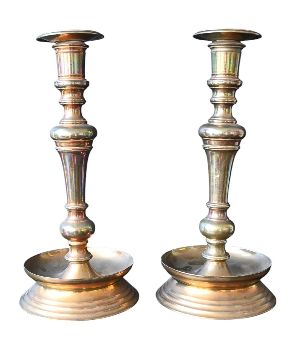 Paire de grands bougeoirs ( 34.5 cm) en bronze  du XVIIIe siècle