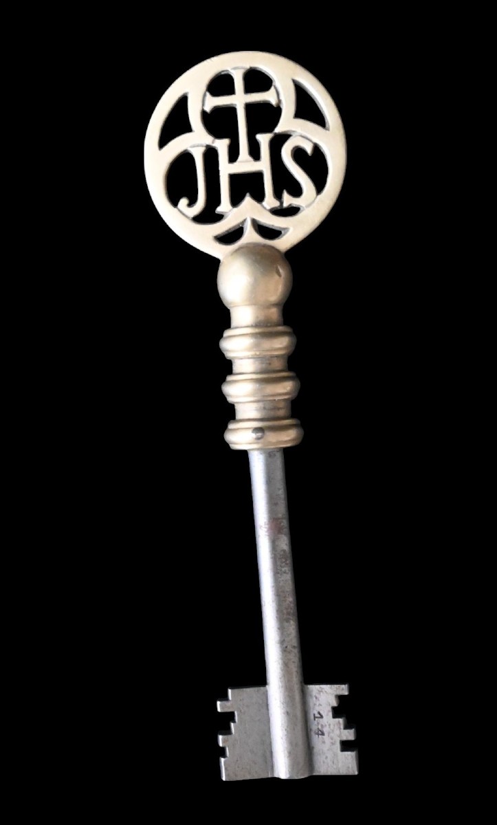 Ancienne Clé Écclésiastique – Poignée en Laiton avec Monogramme Chrétien IHS (vers 1880–1920)