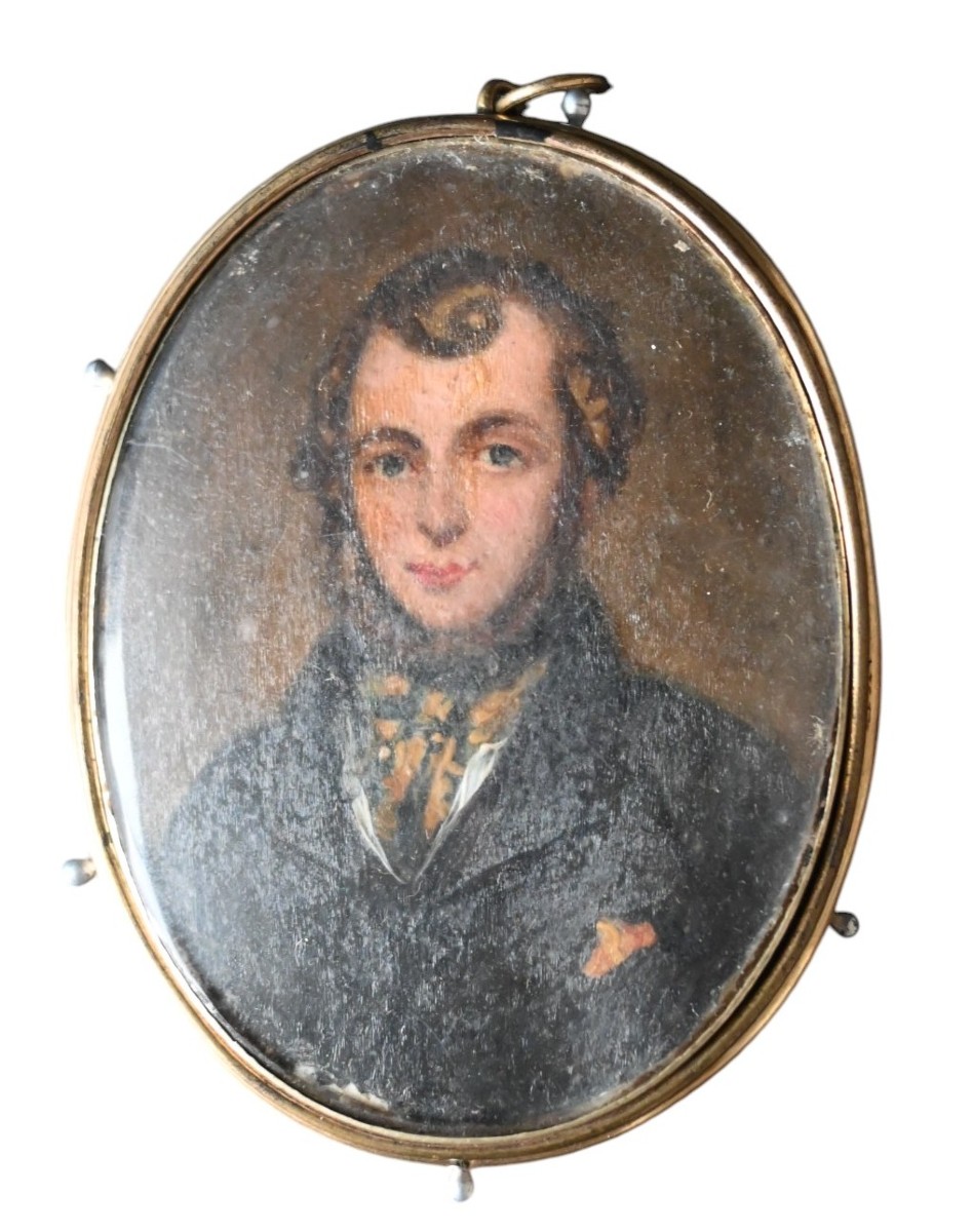 Portrait Miniature Ancien d’un Jeune Homme – Vers 1830–1845
