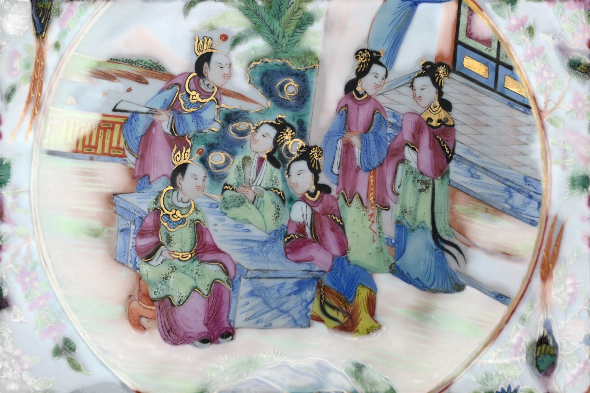 Famille Rose Porcelain Plate, Qing Dynasty – Court Scene, Canton Decor, 19th Century -photo-2
