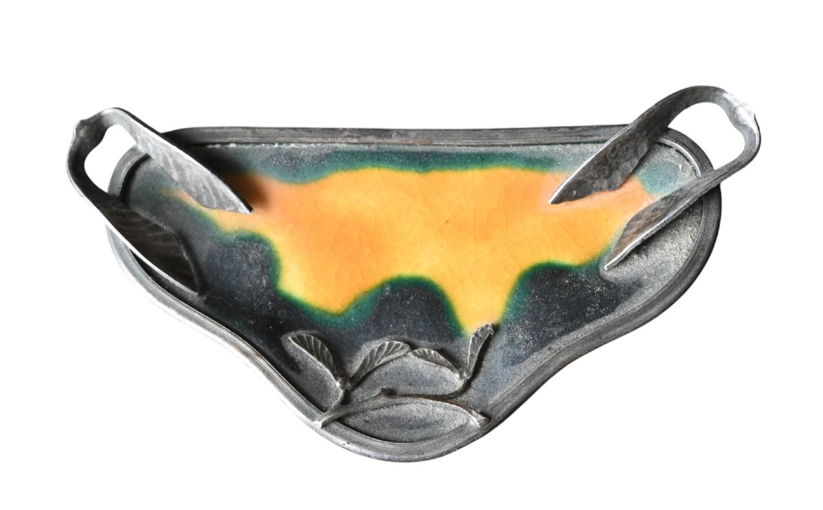 Plateau à stylos Art Nouveau en métal argenté et céramique émaillée – France, vers 1900