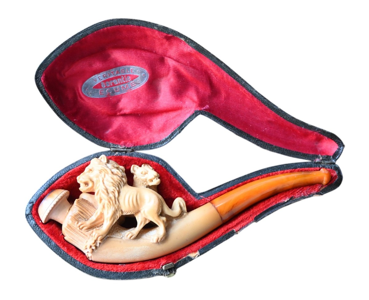 Pipe Ancienne en Écume de Mer Sculptée – Lion & Lionne – Étui d’Origine 