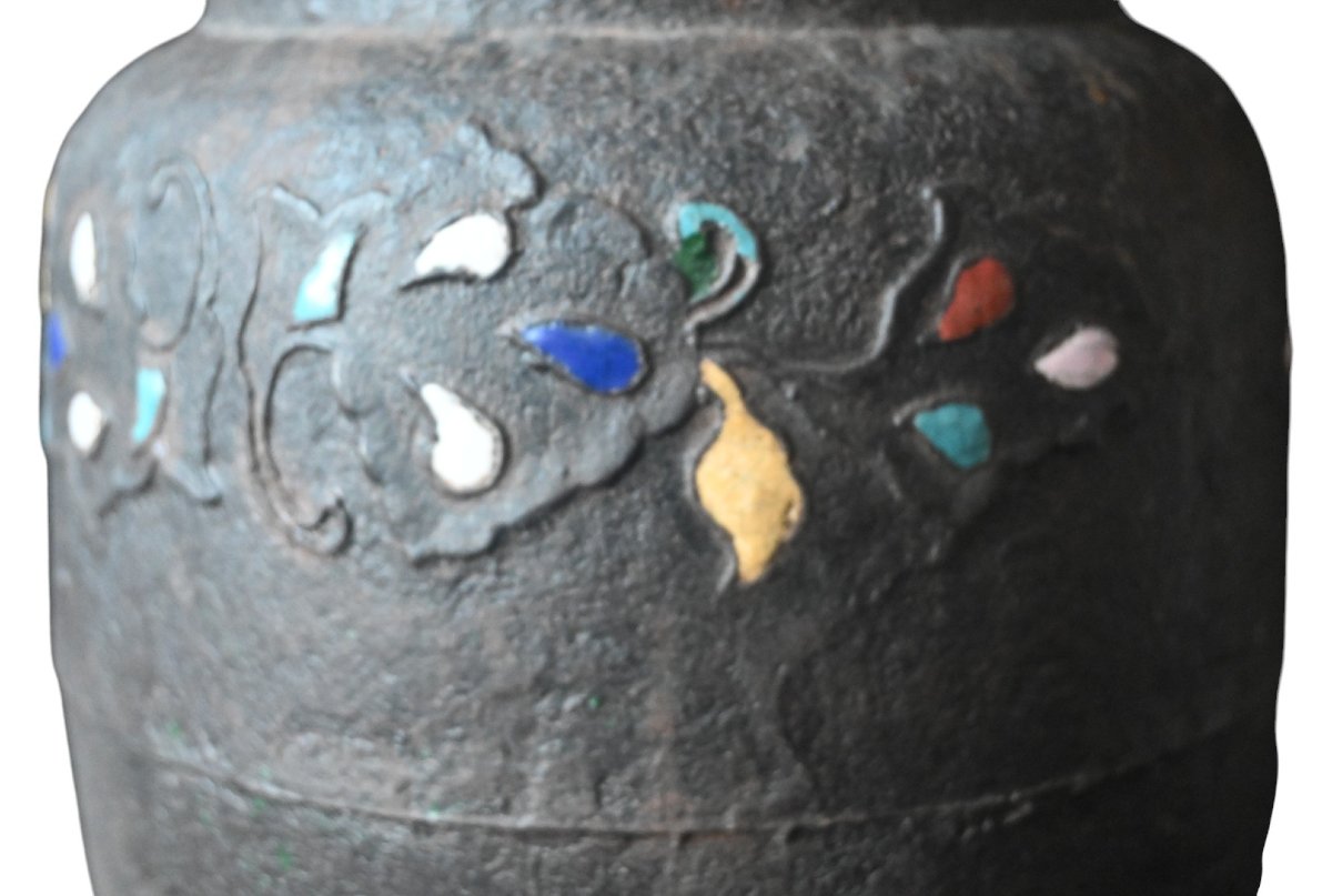 Iron Vase With Champlevé Enamel Inlays – China, Qing Dynasty, 30 Cm-photo-2
