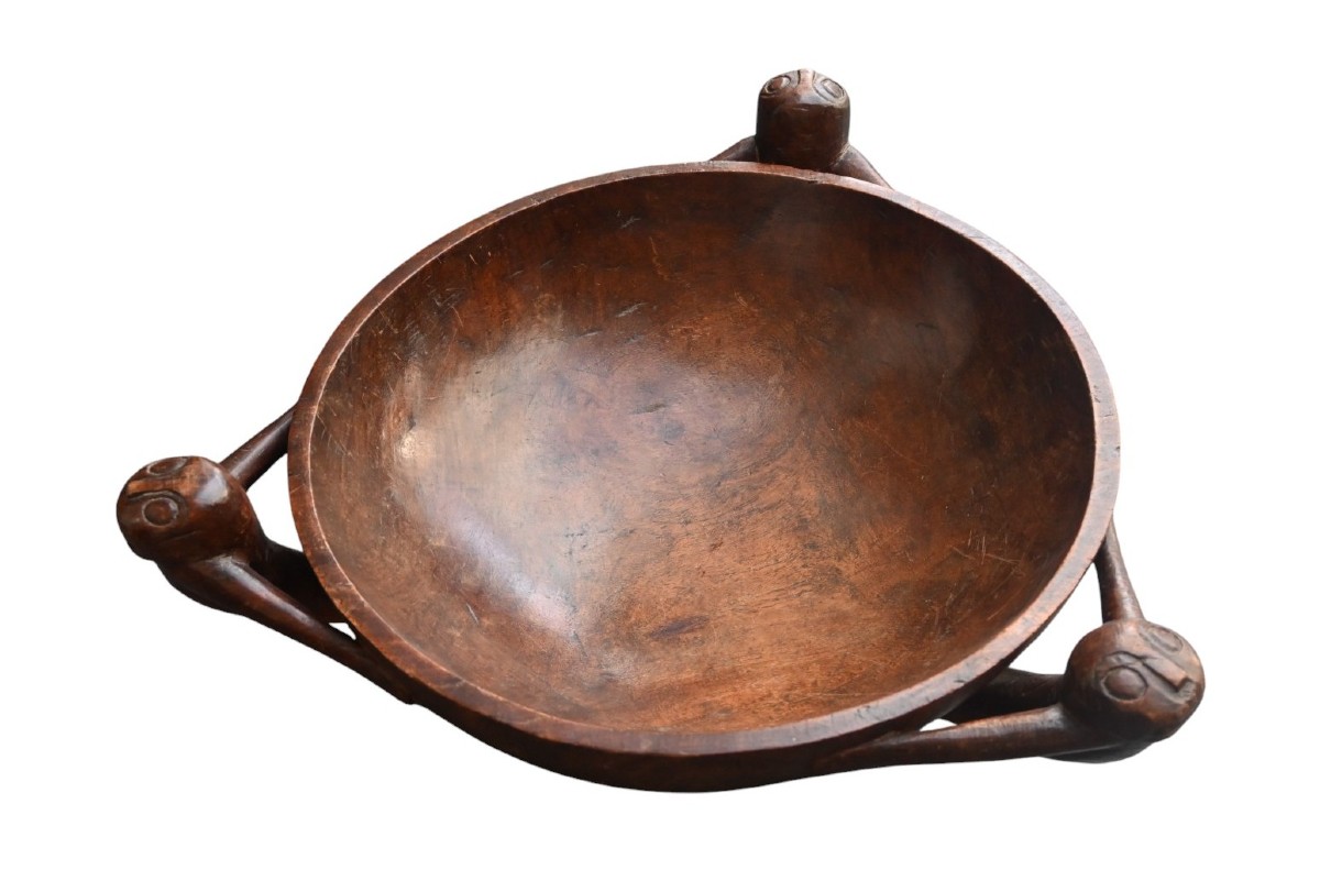 Grande coupe cérémonielle en bois – Îles de l’Amirauté, Papouasie-Nouvelle-Guinée