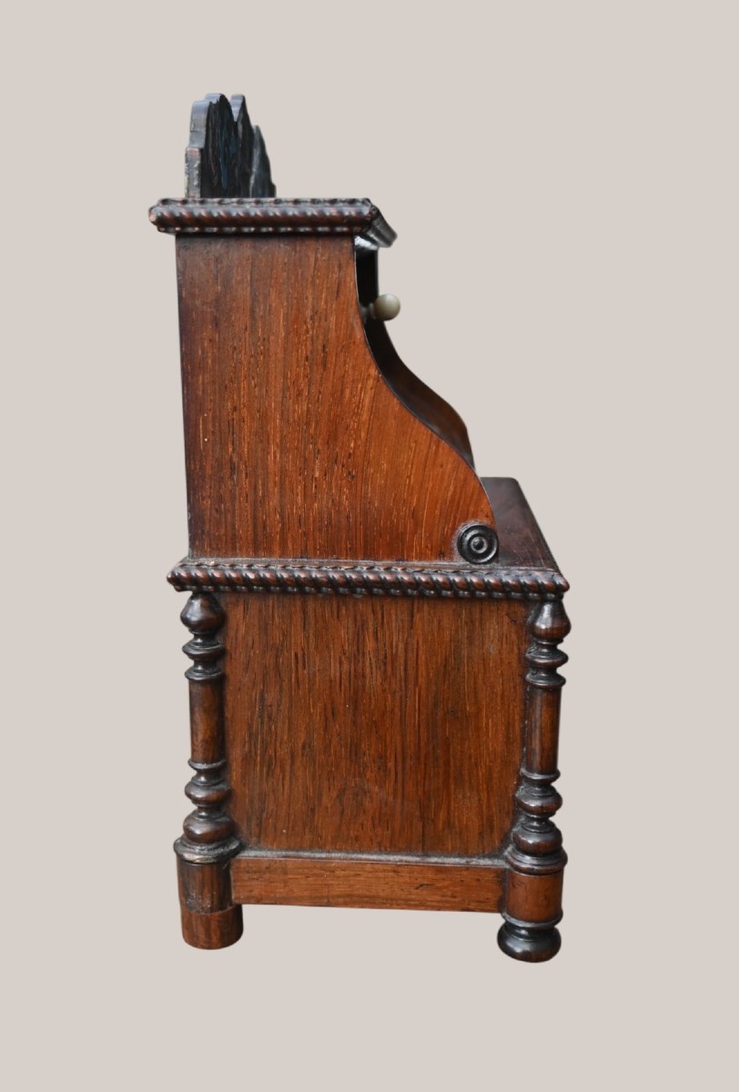 Charmant meuble miniature de type secrétaire / maîtresse, fin XIXe siècle (vers 1870–1900).-photo-3
