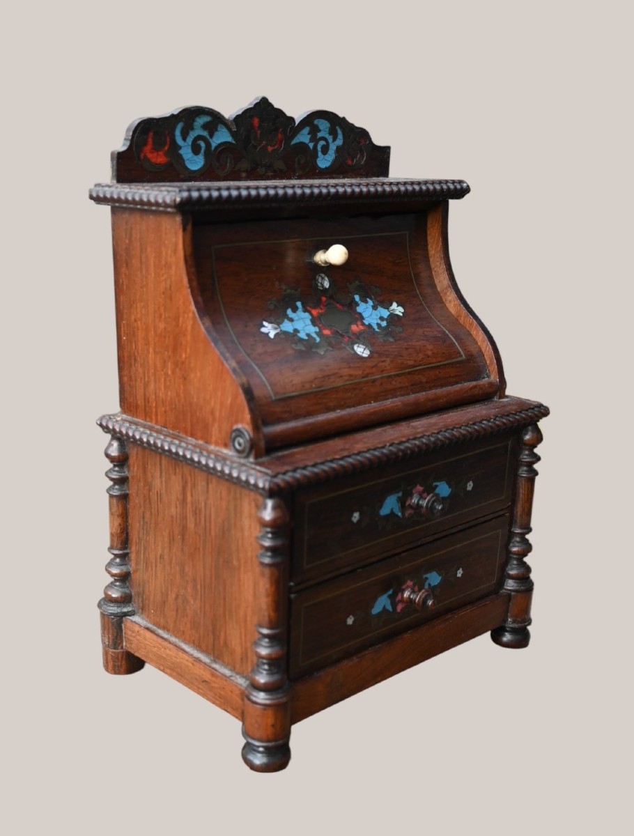 Charmant meuble miniature de type secrétaire / maîtresse, fin XIXe siècle (vers 1870–1900).