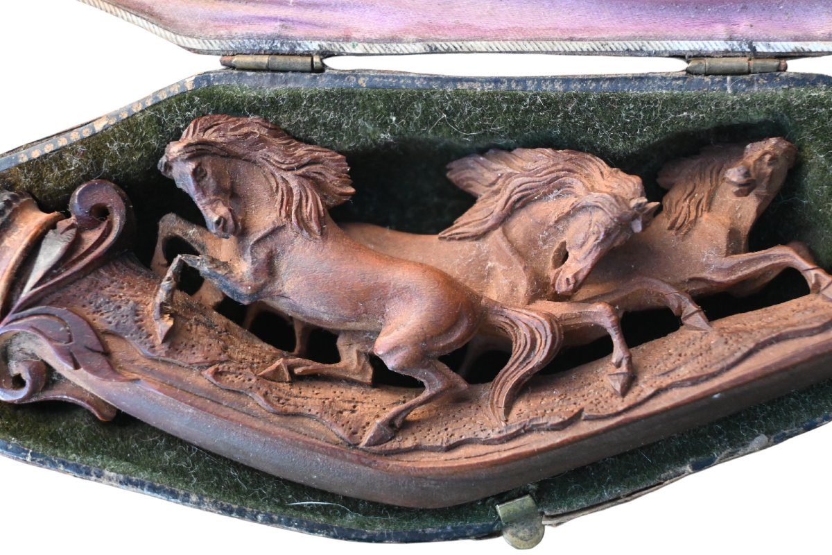 Pipe ancienne en bois finement sculpté, représentant trois chevaux galopant en haut relief.-photo-2