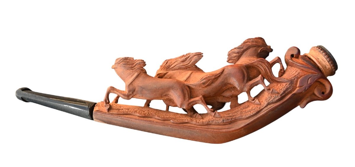 Pipe ancienne en bois finement sculpté, représentant trois chevaux galopant en haut relief.-photo-4