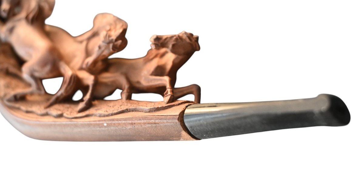 Pipe ancienne en bois finement sculpté, représentant trois chevaux galopant en haut relief.-photo-1