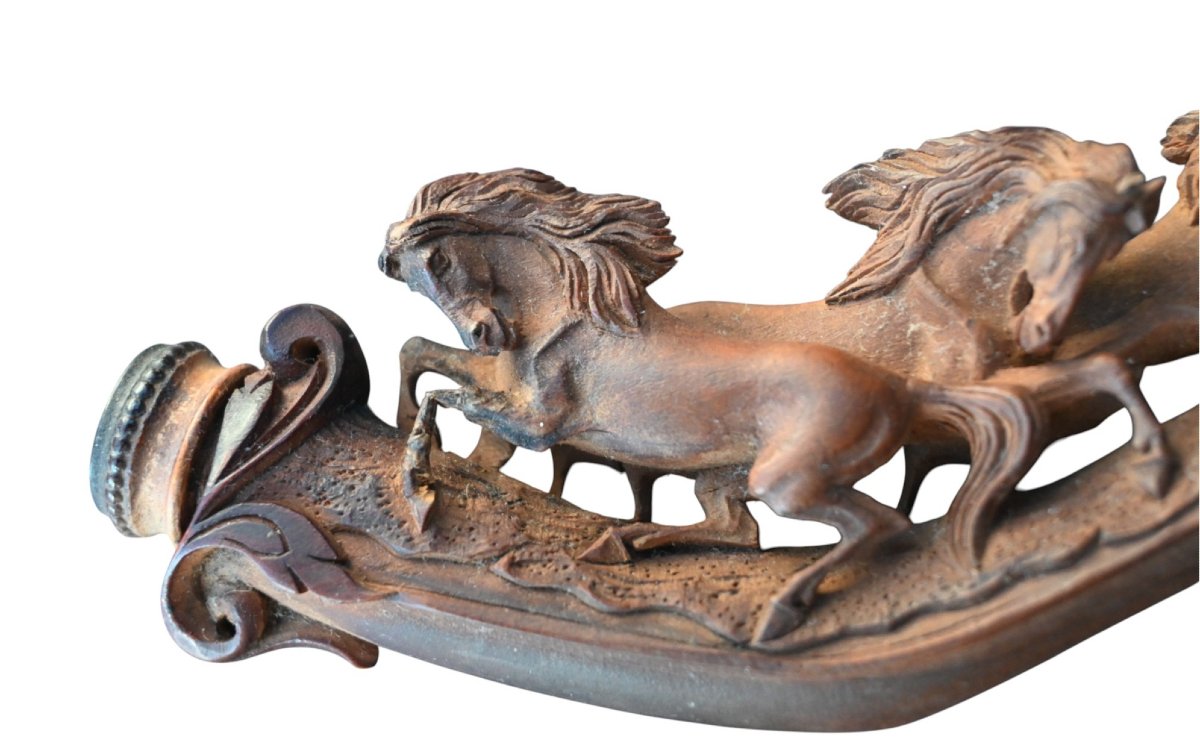 Pipe ancienne en bois finement sculpté, représentant trois chevaux galopant en haut relief.-photo-2