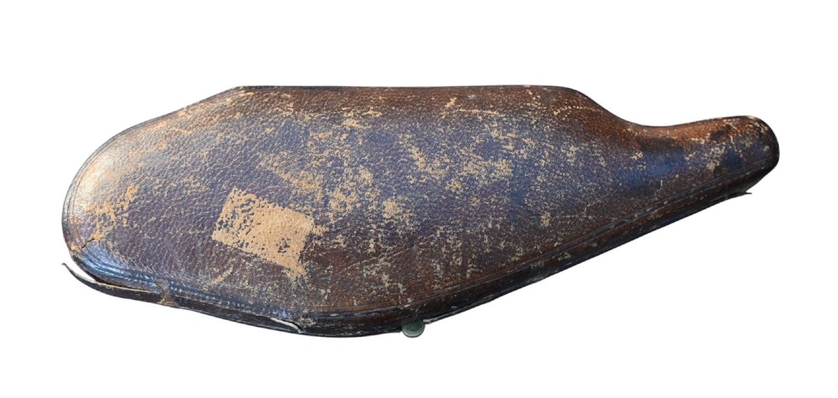 Pipe ancienne en bois finement sculpté, représentant trois chevaux galopant en haut relief.-photo-3