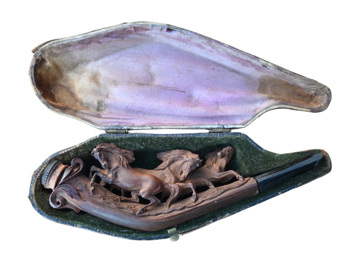 Pipe ancienne en bois finement sculpté, représentant trois chevaux galopant en haut relief.