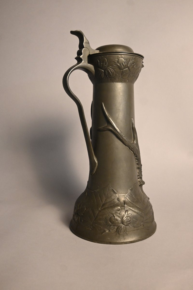 KAYSERZINN 4305 – Aiguière Jugendstil en étain à décor de bois et bois de chevreuil, vers 1900-photo-1