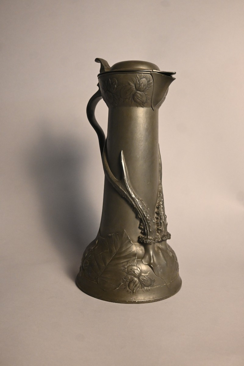 KAYSERZINN 4305 – Aiguière Jugendstil en étain à décor de bois et bois de chevreuil, vers 1900