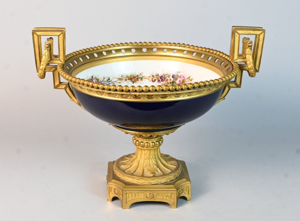 Coupe en porcelaine de Sèvres montée en bronze doré – France, XIXe siècle