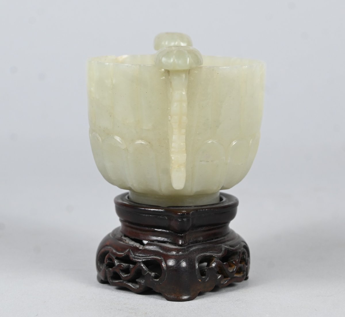 Coupe en jade blanc à anses sculptées sur socle en bois – Chine, dynastie Qing, XVIIIe siècle-photo-2