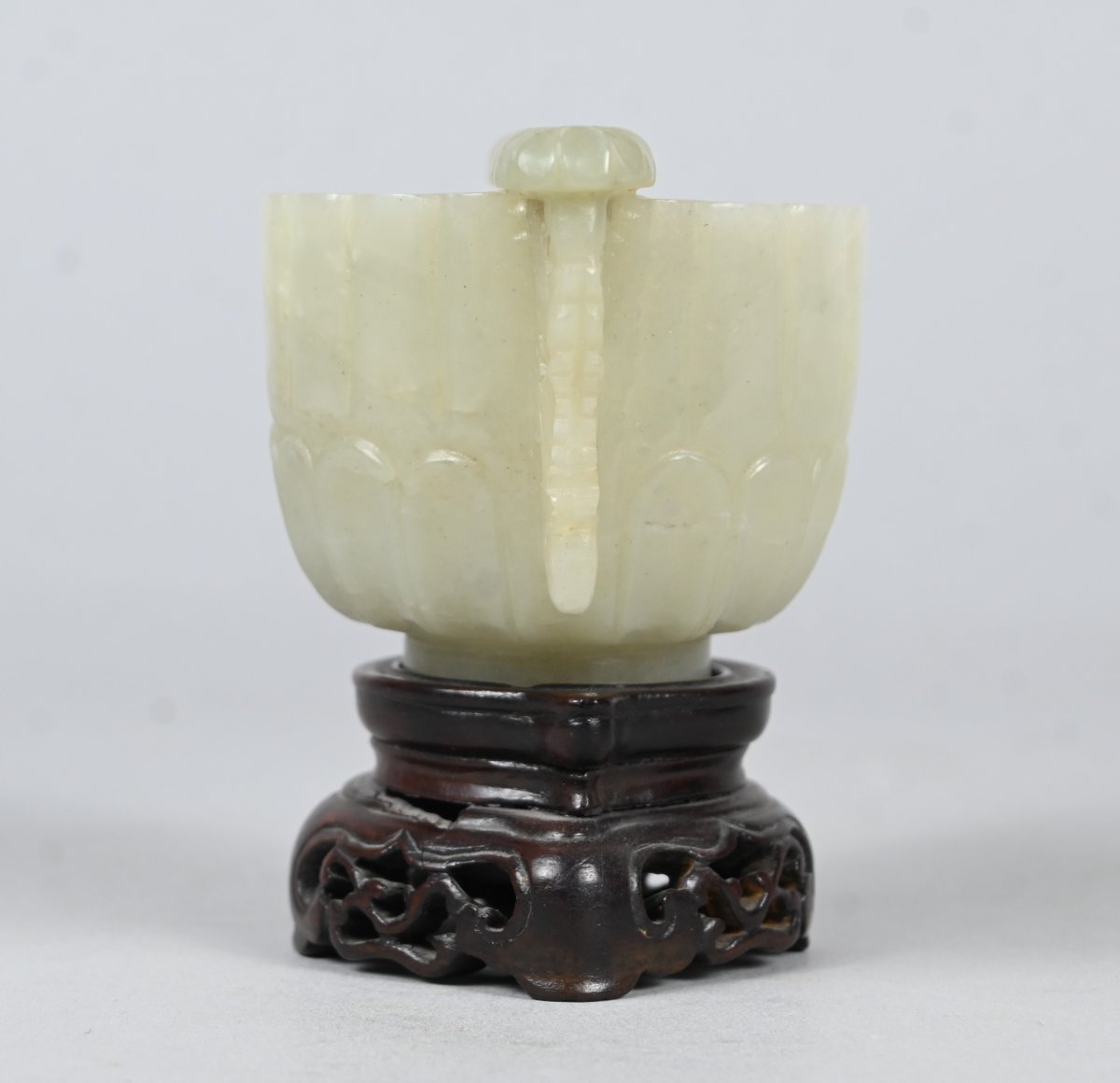 Coupe en jade blanc à anses sculptées sur socle en bois – Chine, dynastie Qing, XVIIIe siècle-photo-3