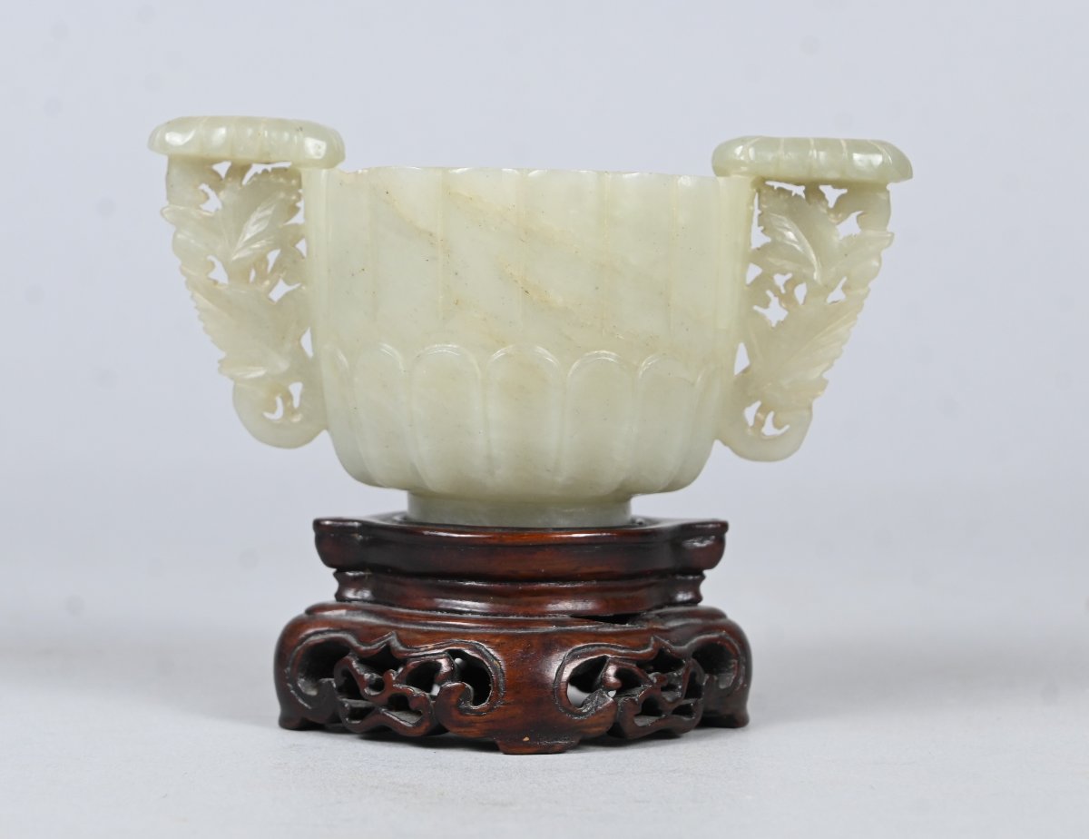Coupe en jade blanc à anses sculptées sur socle en bois – Chine, dynastie Qing, XVIIIe siècle-photo-4