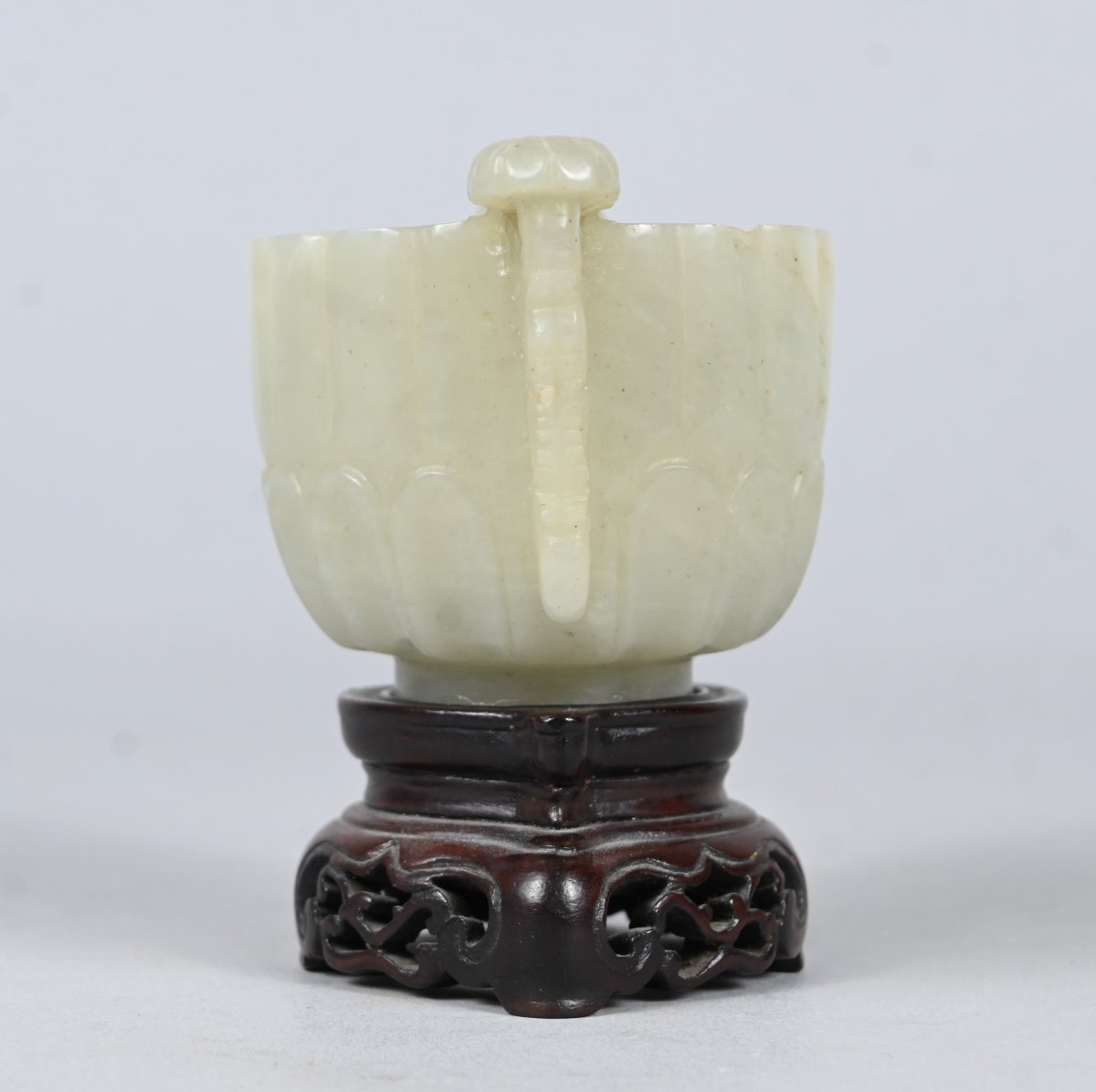 Coupe en jade blanc à anses sculptées sur socle en bois – Chine, dynastie Qing, XVIIIe siècle-photo-1