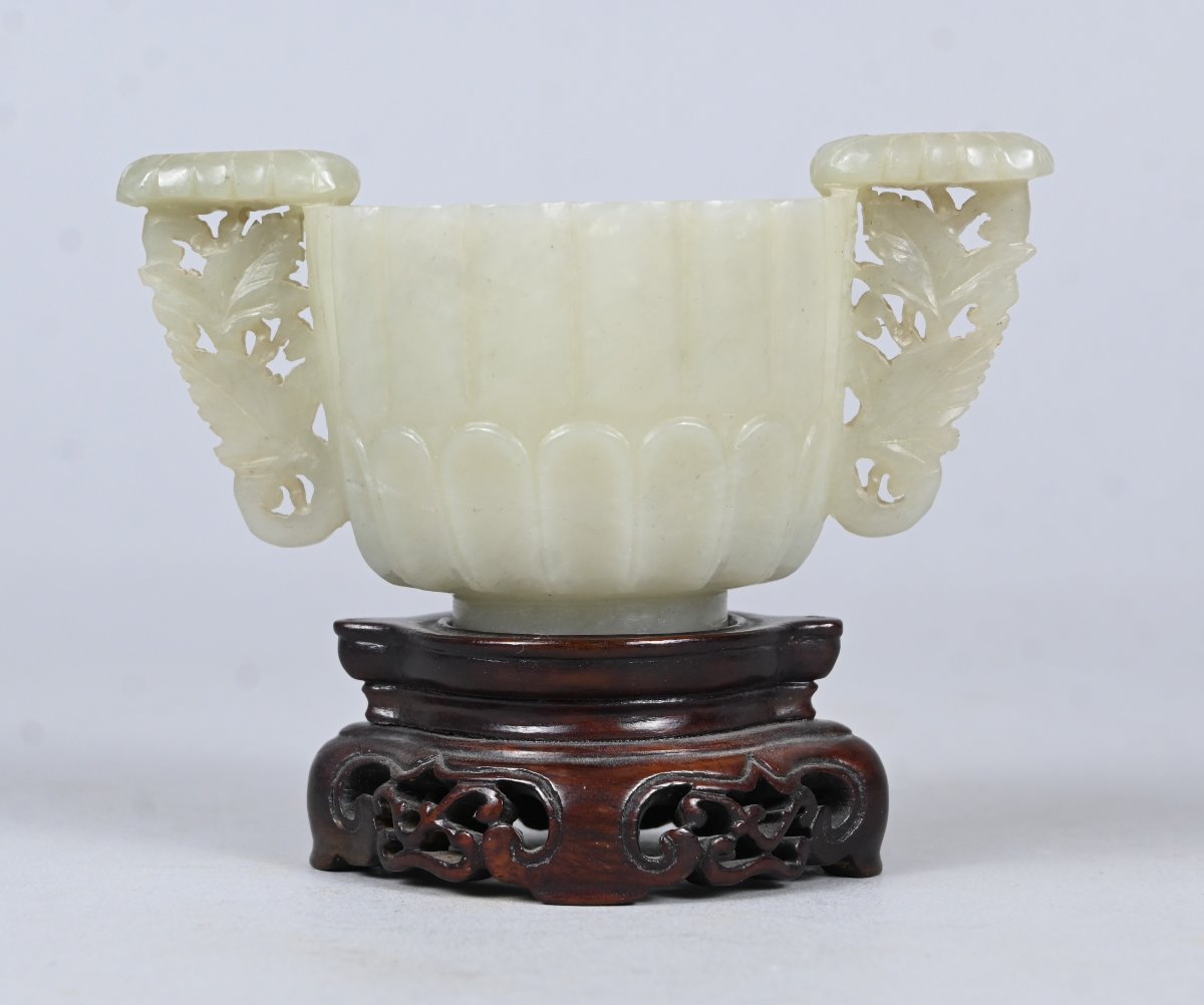 Coupe en jade blanc à anses sculptées sur socle en bois – Chine, dynastie Qing, XVIIIe siècle-photo-2
