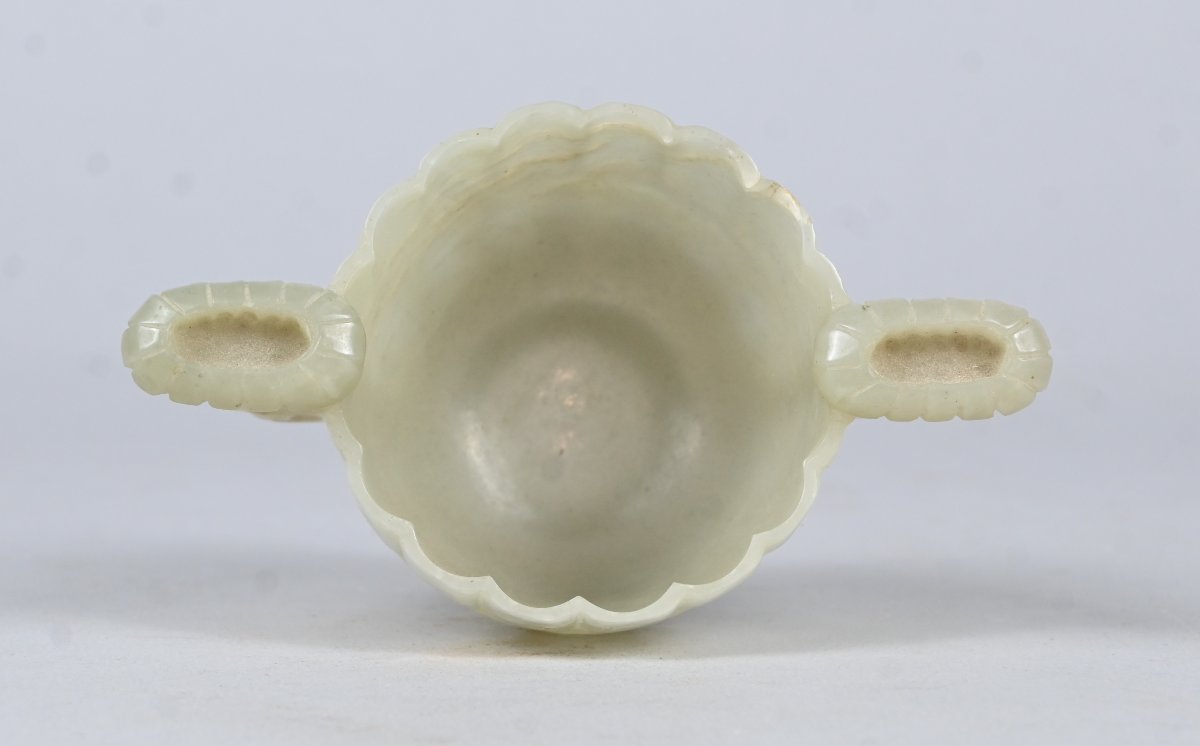 Coupe en jade blanc à anses sculptées sur socle en bois – Chine, dynastie Qing, XVIIIe siècle-photo-3