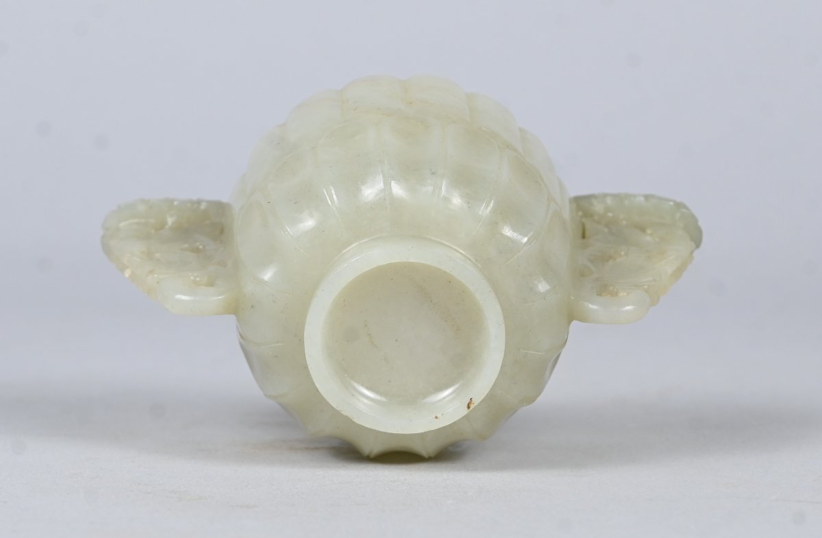 Coupe en jade blanc à anses sculptées sur socle en bois – Chine, dynastie Qing, XVIIIe siècle-photo-4