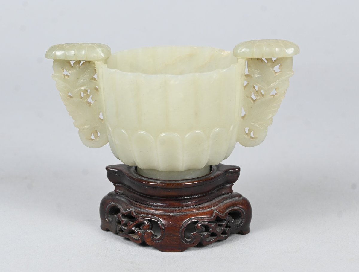Coupe en jade blanc à anses sculptées sur socle en bois – Chine, dynastie Qing, XVIIIe siècle