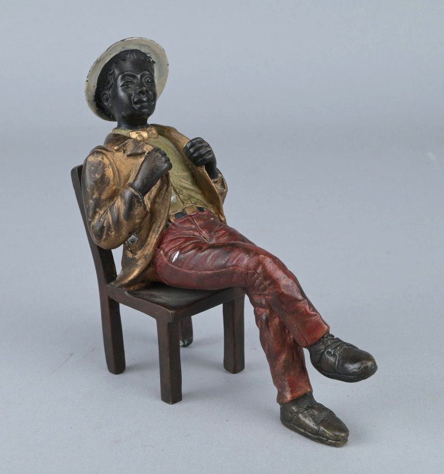  Bronze de Vienne polychrome représentant un jeune garçon assis, début du XXe siècle